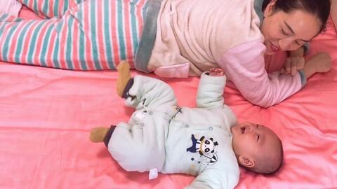 怎么给宝宝翻身视频,轻松学会宝宝翻身方法