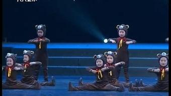 小黑熊采蜜糖舞蹈视频,萌动瞬间引网友热议