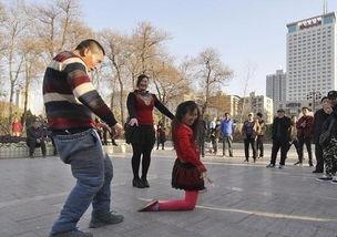 郑州公园尬舞视频